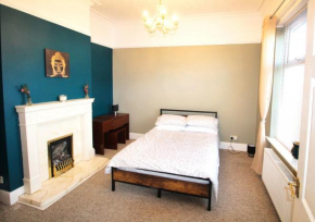 Birmingham - Shirley - Bungalow - Sleeps 8 - 3 Large Beds - Plus Sofa Bed - Beautifully Refurbished - Very Large Enclosed Gardens - Off Street Parking - Fast Wifi